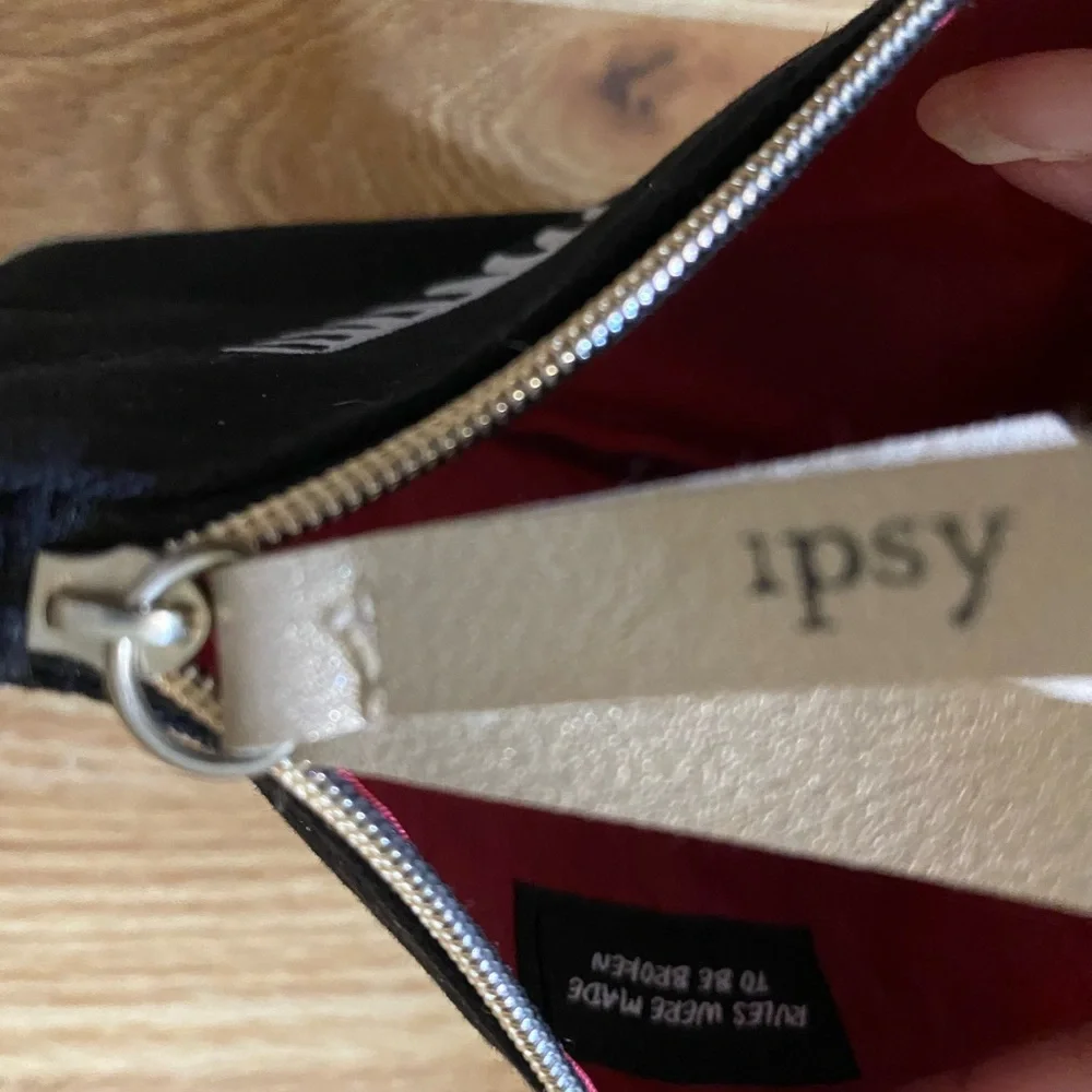 Skincare Mask & Lip Balm Lot — Gold and Lavender Accents - Picture 11 of 11